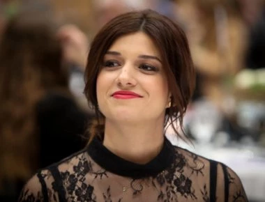 Σαν... σταρ του σινεμά η Νοτοπούλου στην ομιλία Τσίπρα (φώτο)